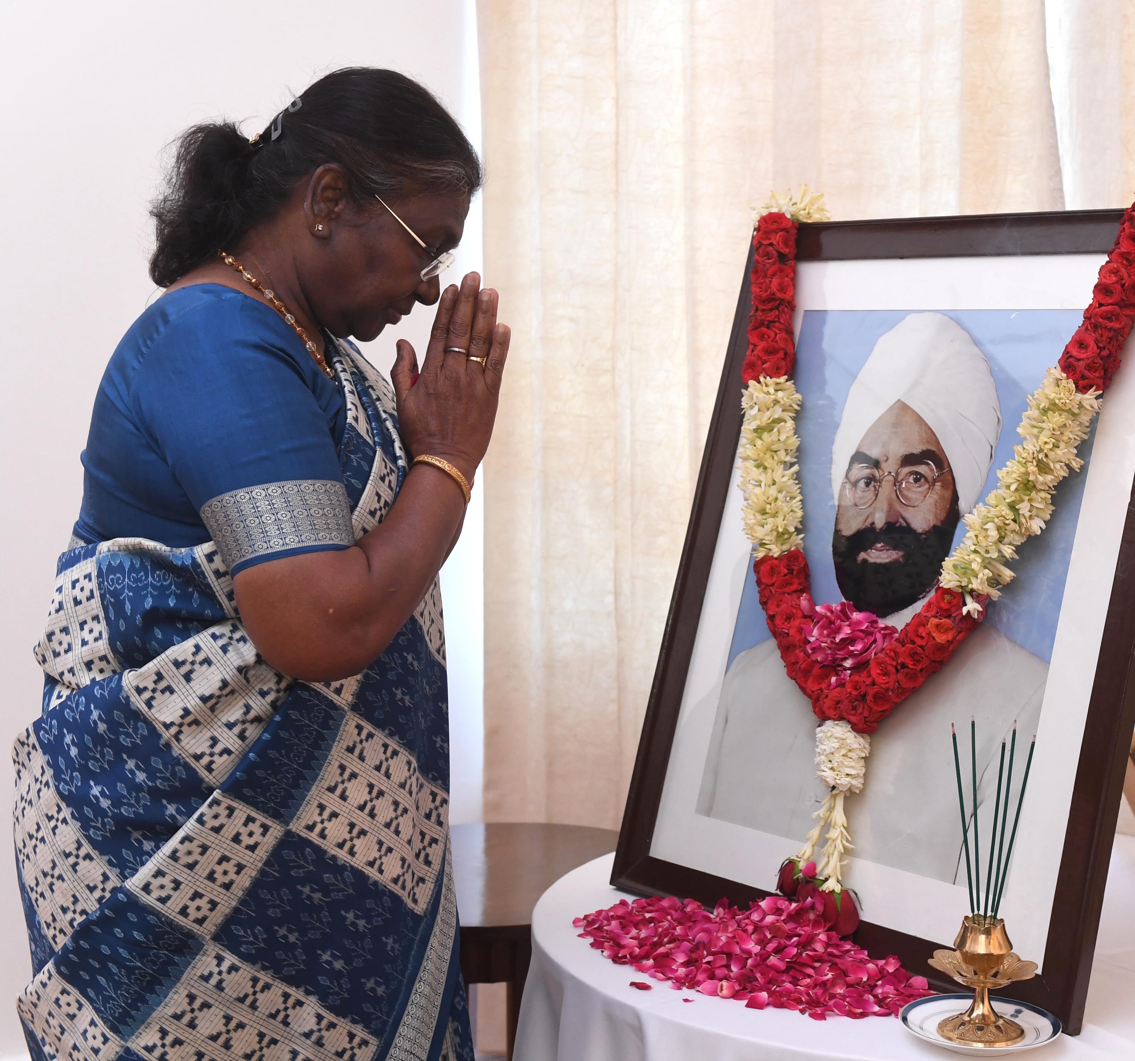 President Droupadi Murmu paid floral tributes to Giani Zail Singh, former President of India on his birth anniversary at Rashtrapati Niwas, Mashobra, Shimla.